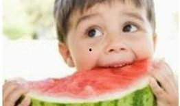 吃瓜小孩搞笑图片,吃瓜小孩的欢乐瞬间