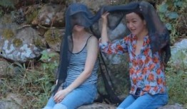 师姐在河边吃瓜