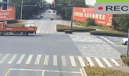 黑车吃瓜闯红灯,惊险一幕引发社会关注