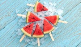 全家坐着吃瓜,共享瓜香时光