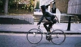 骑车吃瓜搞笑瞬间,吃瓜瞬间成网红打卡地