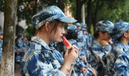 军训女孩吃瓜,一场甜蜜的“瓜”事