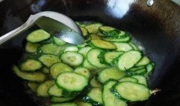 鸡吃瓜的好处,益处多多的健康饮食新选择