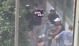 老婆出轨群众吃瓜,群众围观，揭秘夫妻情感裂痕