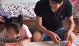 父女俩吃瓜,温馨时光定格美好瞬间