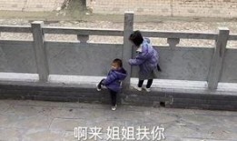 接小孩放学吃瓜