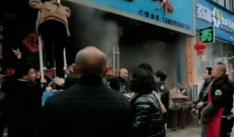 饭店着火众人吃瓜,围观群众“吃瓜”见证饭店火灾现场