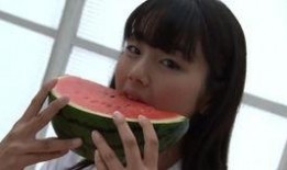 吃瓜两个女孩,两位女孩的甜蜜食趣