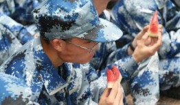军训女孩吃瓜,一场甜蜜的“瓜”事