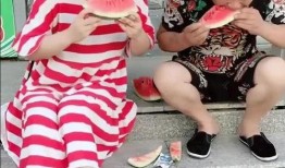 父女俩吃瓜,温馨时光定格美好瞬间