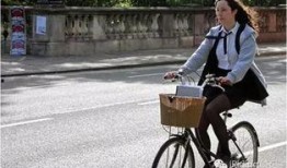 骑车吃瓜搞笑瞬间,吃瓜瞬间成网红打卡地