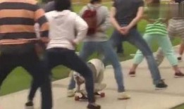 路过吃瓜群众大笑,路人围观吃瓜现场，欢乐氛围感染众人