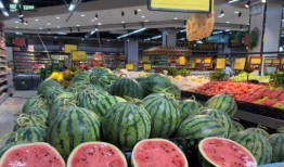 胖东来免费吃瓜,打造社区新风尚