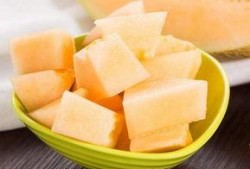 室友喝醉吃哈密瓜,室友深夜美食之旅