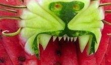 牛婶吃瓜,田园风光中的欢乐时光