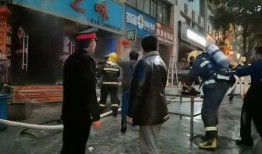 饭店着火众人吃瓜,围观群众“吃瓜”见证饭店火灾现场