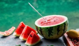 在吃饭的时候吃瓜,美食与八卦的完美融合