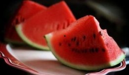 冰水吃瓜,夏日吃瓜新风尚