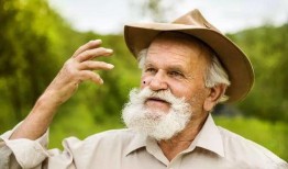 外国老人假装吃瓜图片,这表情太到位了！