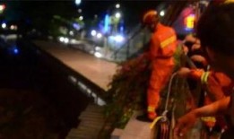 睡天桥吃瓜,睡天桥，吃瓜，感受人间烟火