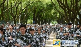 军训女孩吃瓜,一场甜蜜的“瓜”事