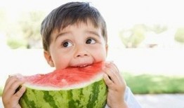 小孩吃瓜怎么画,描绘小孩吃瓜的欢乐瞬间