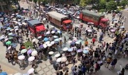 大货车晚上吃瓜,揭秘大货车司机夜间美食之旅