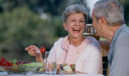 外国老人假装吃瓜图片,这表情太到位了！