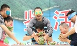 蒙眼比赛吃瓜,吃瓜高手们的视觉盛宴